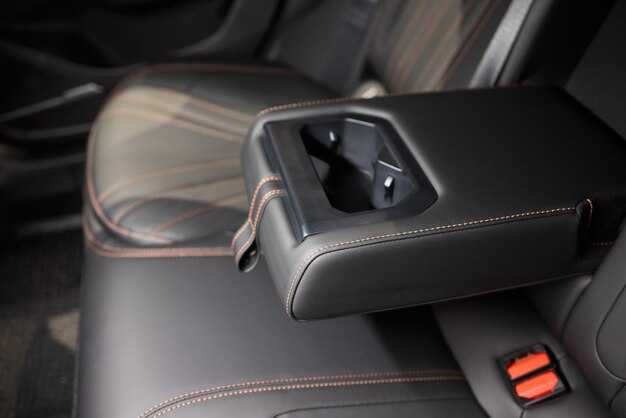 Крепление подлокотника к сиденью