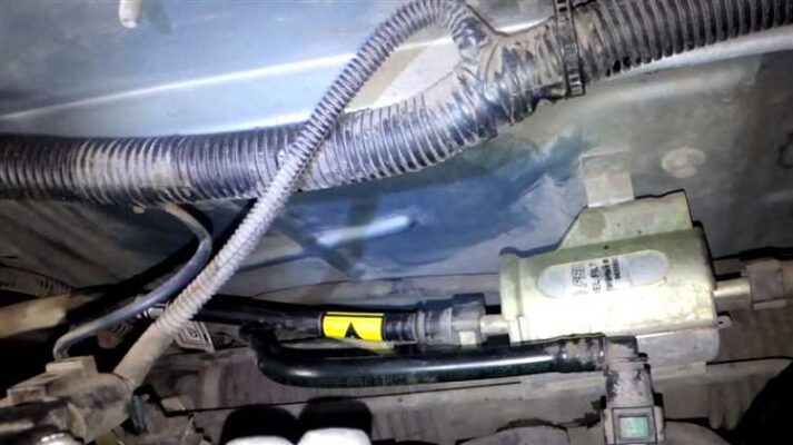 Где находится топливный фильтр на автомобиле Лада Приора и как его заменить